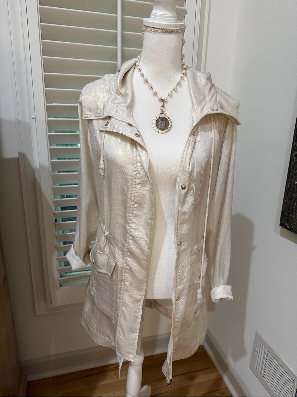 Cream Silk jacket with gold shimmer to fabric